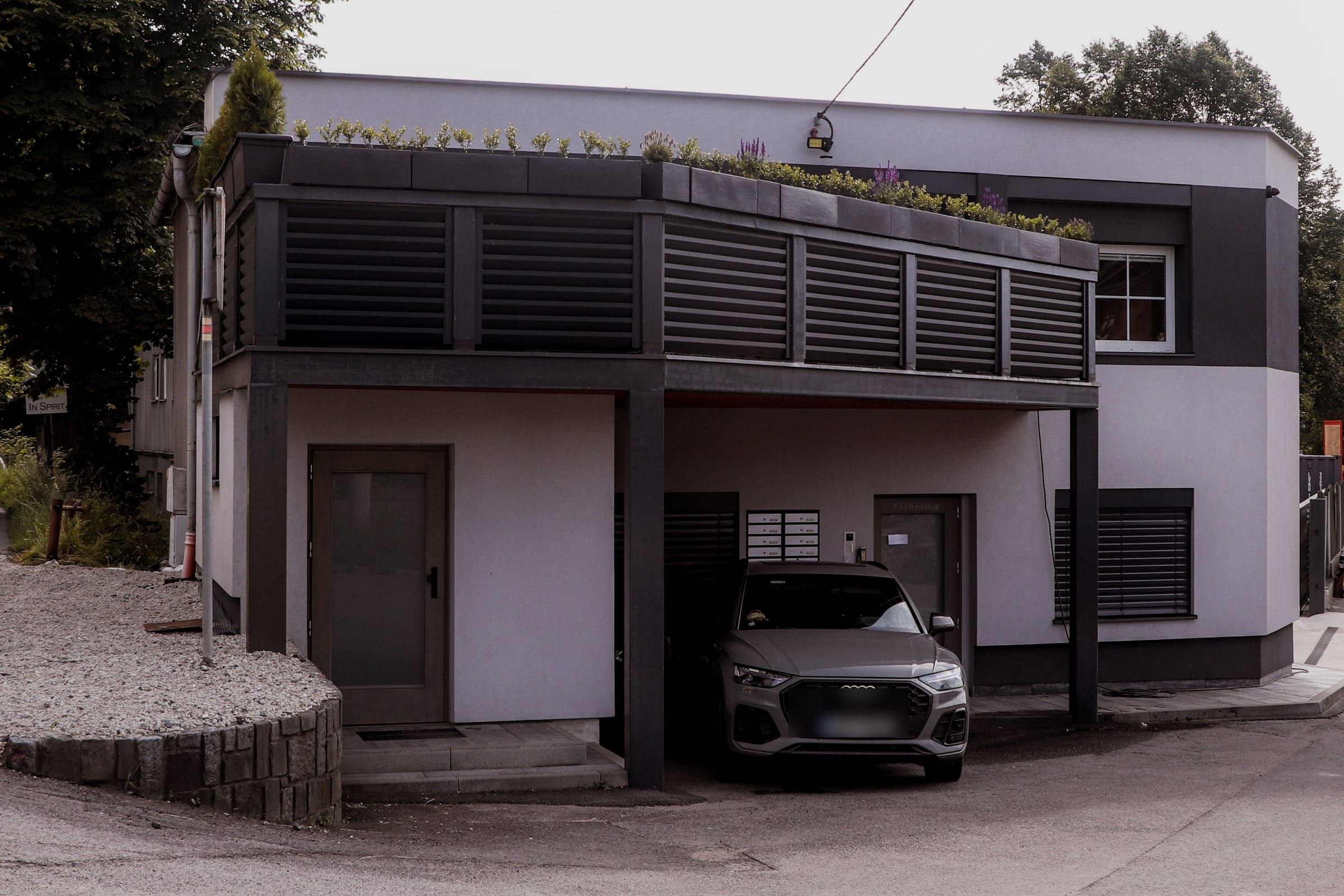 Apartmán z ulice – moderní budova se střešní terasou a krytým parkováním