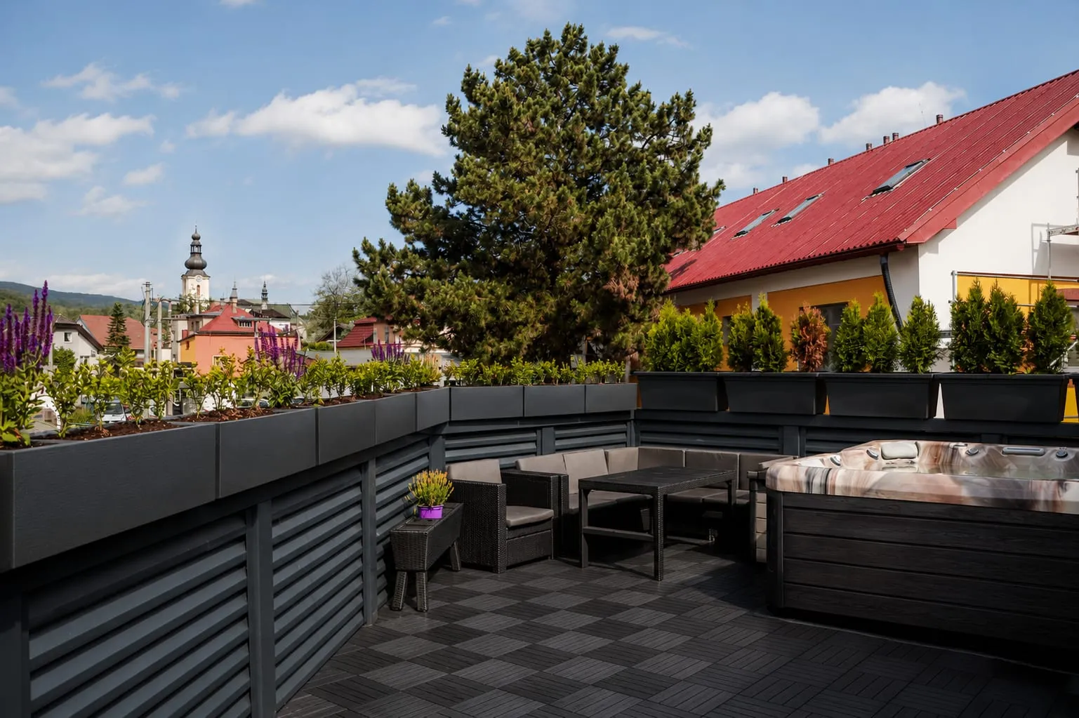 Terasa apartmánu Brew & Relax se soukromou vířivkou a výhledem na Rožnov pod Radhoštěm
