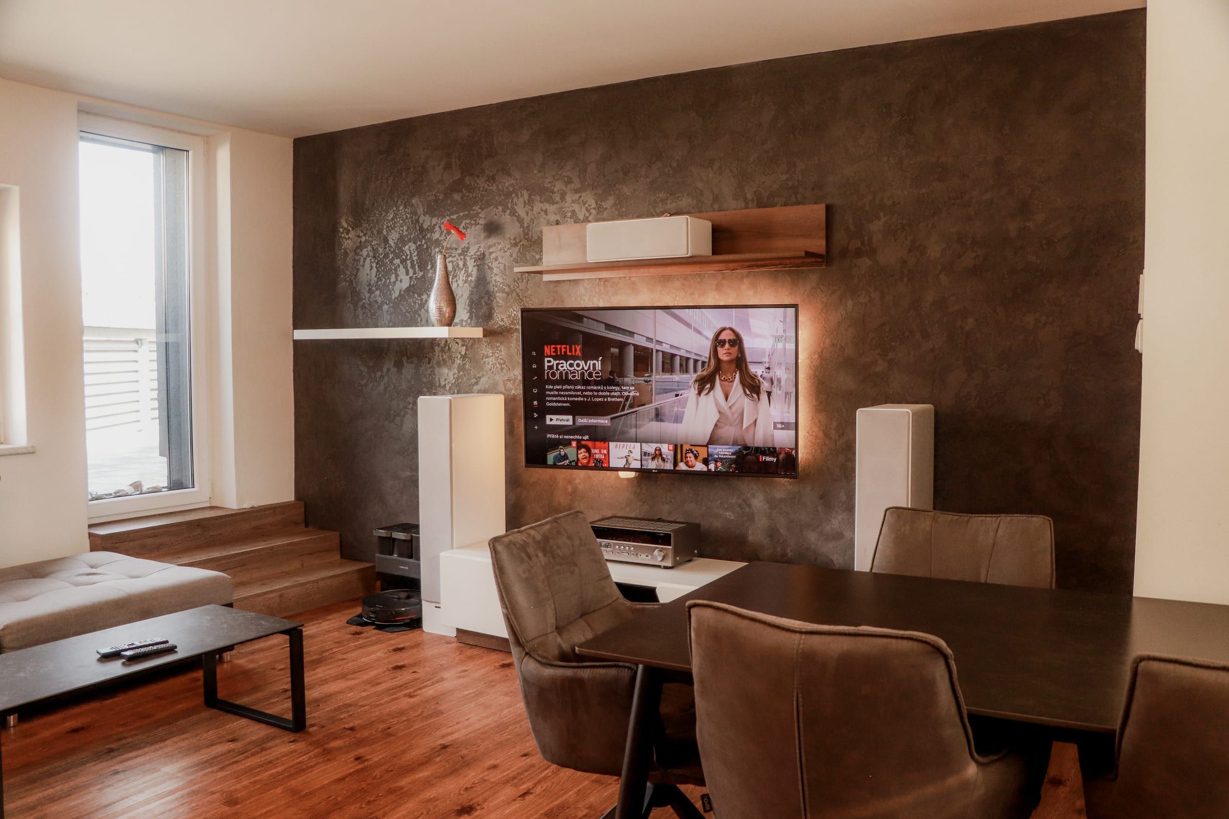 Obývací pokoj se Smart TV a pohodlným posezením